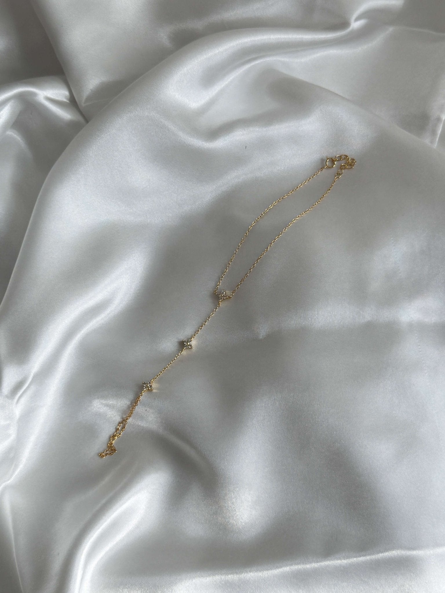 Cora Flower Rhinestone Handchain