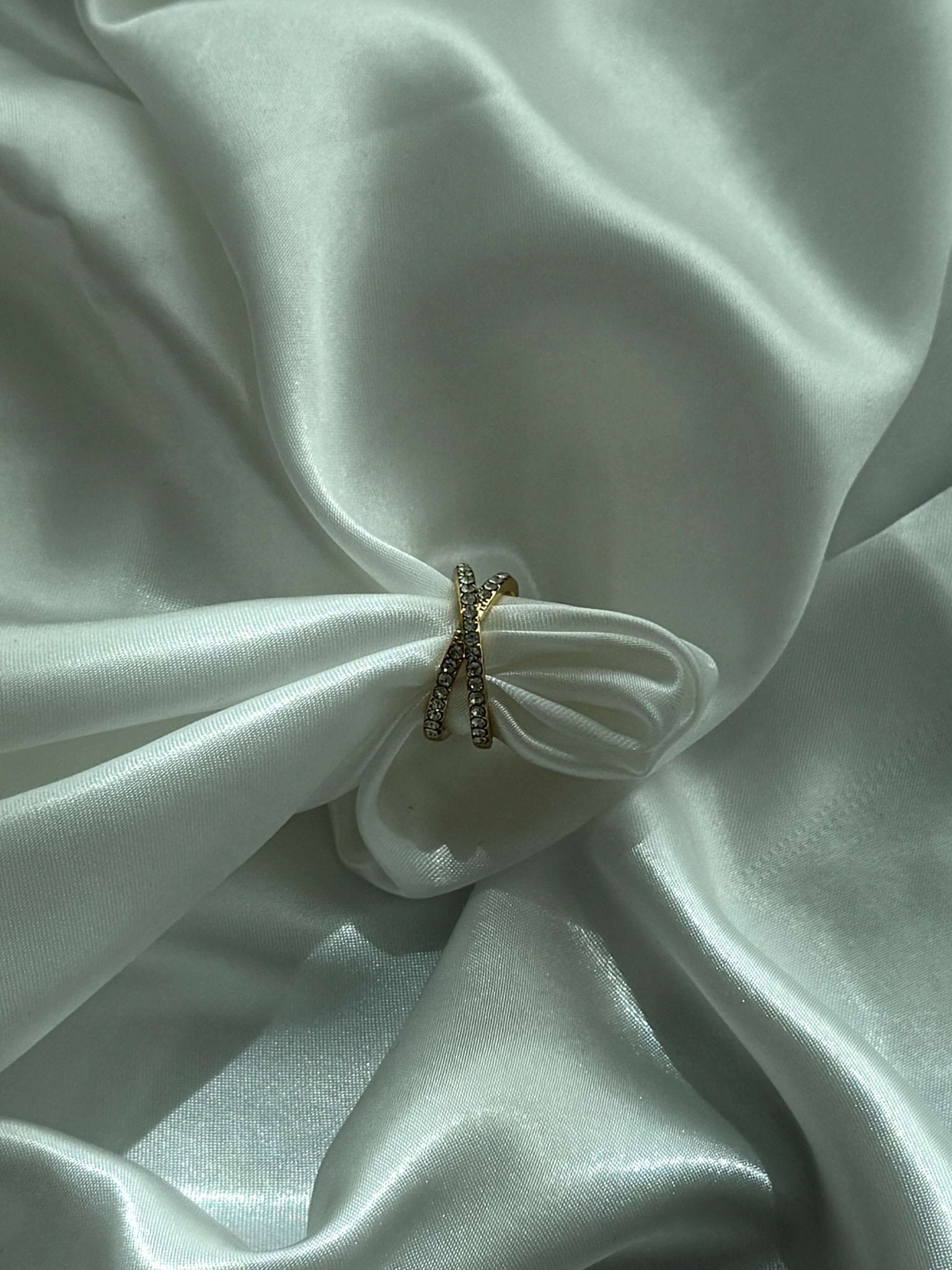 Daisy Crossed Rhinestone Band Ring