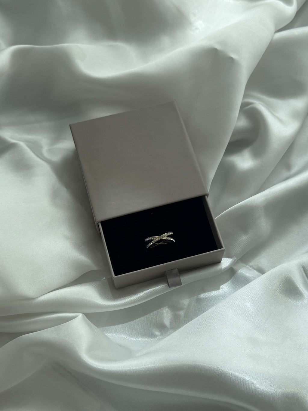 Daisy Crossed Rhinestone Band Ring